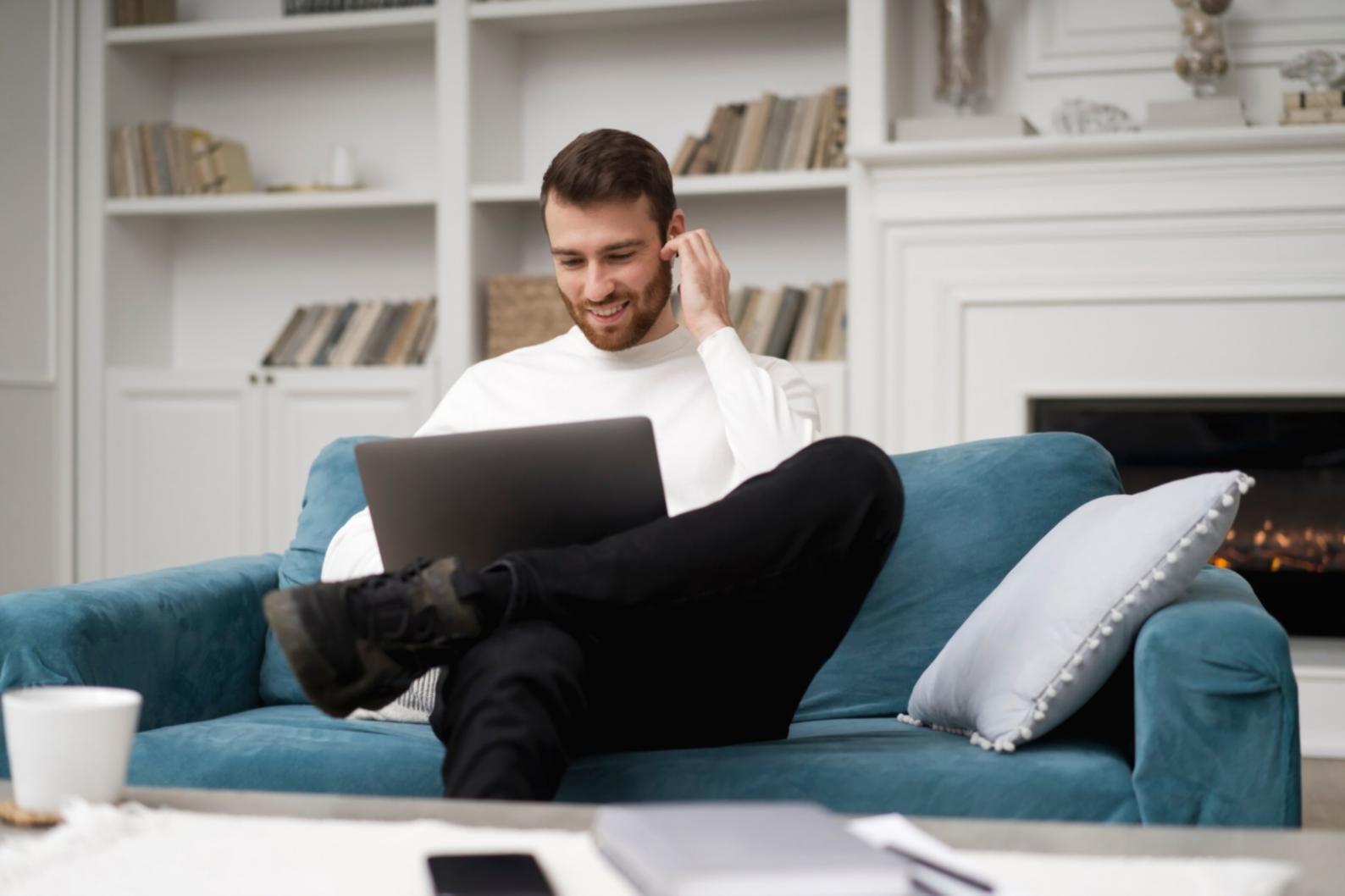 Teilnehmer arbeiten gemeinsam an Finanzanalysen